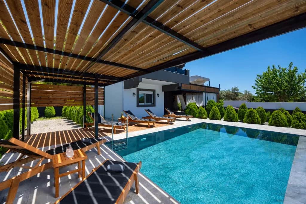 Timberline Villa, Treis