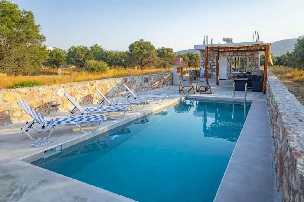Villa Arti Charaki, Charaki