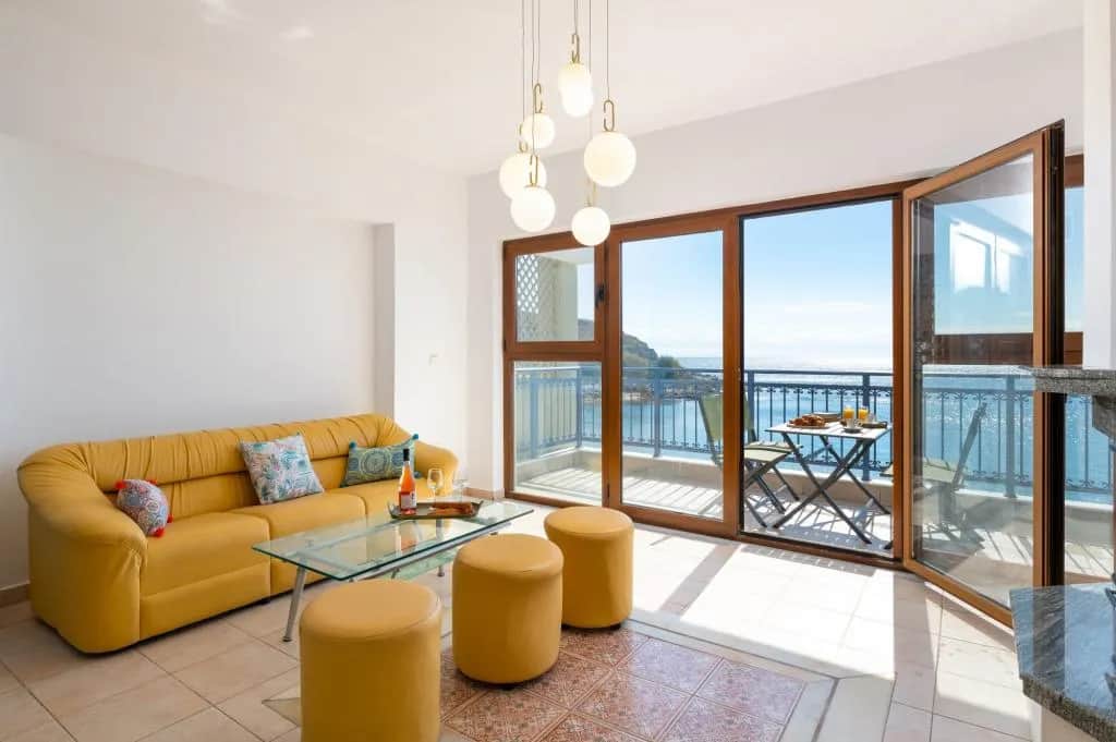 Artoria Apartment 2, Charaki