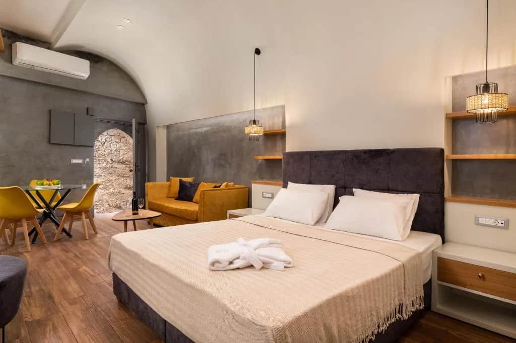 Zoe Suites/Pythagoras, Rhodes City