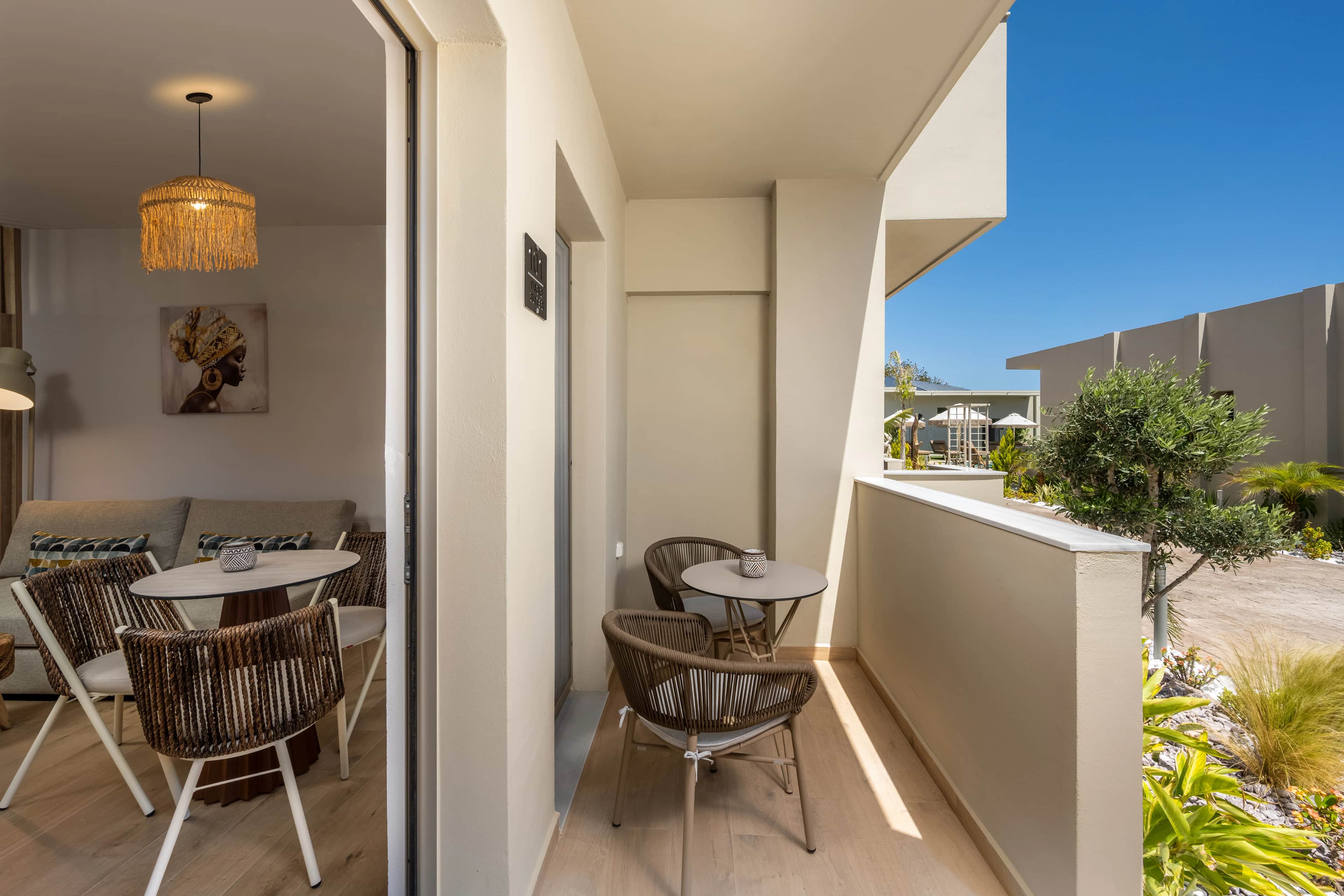 Oasis Luxury Suites - River Swim-Up Suite — photo 1