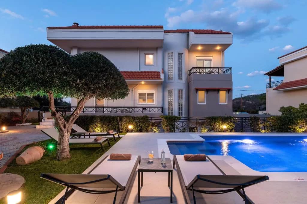 Emmelia Villa, Treis