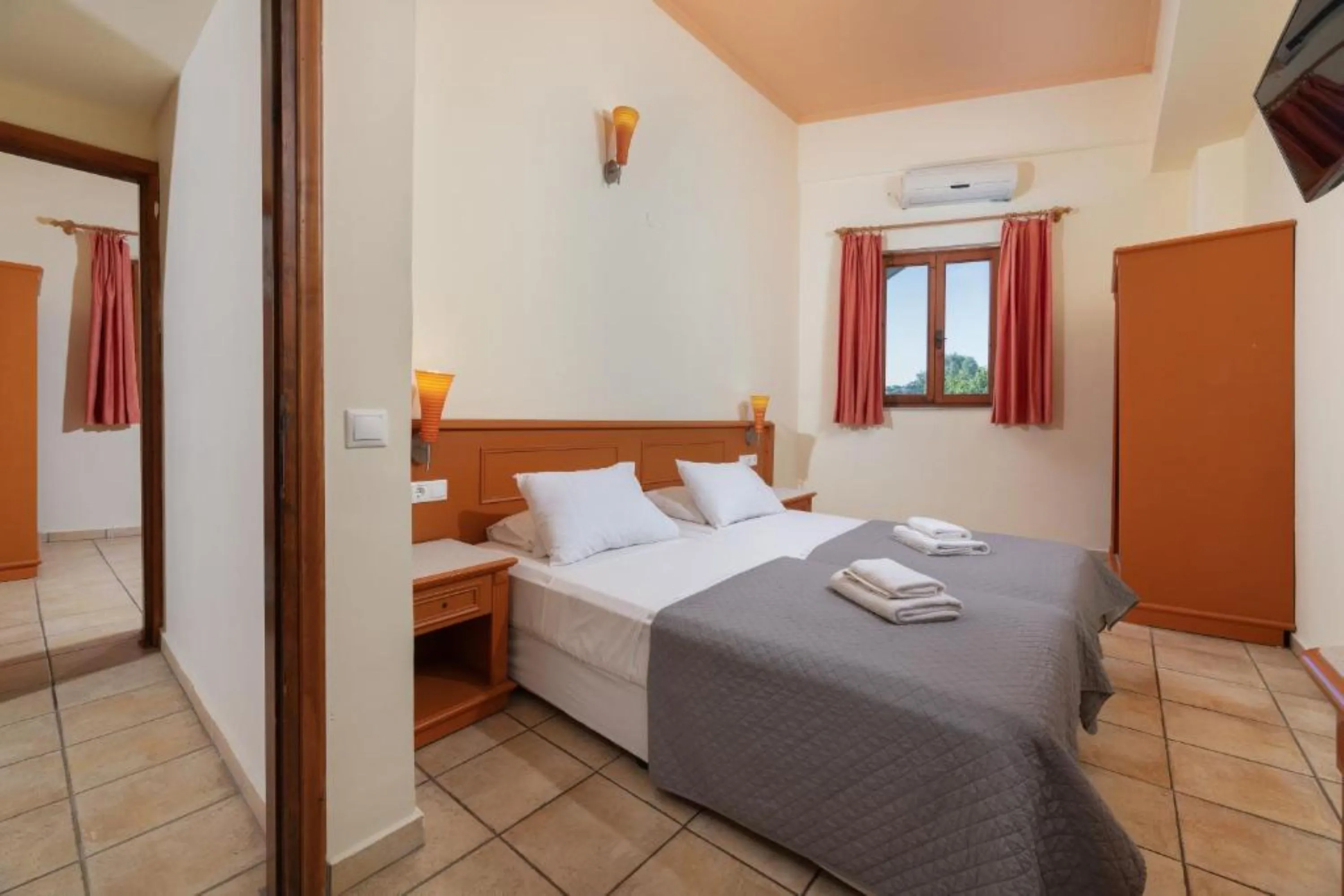 Ground Two Bedroom Apt with Pool View - Aquarius Beach Hotel — photo 2