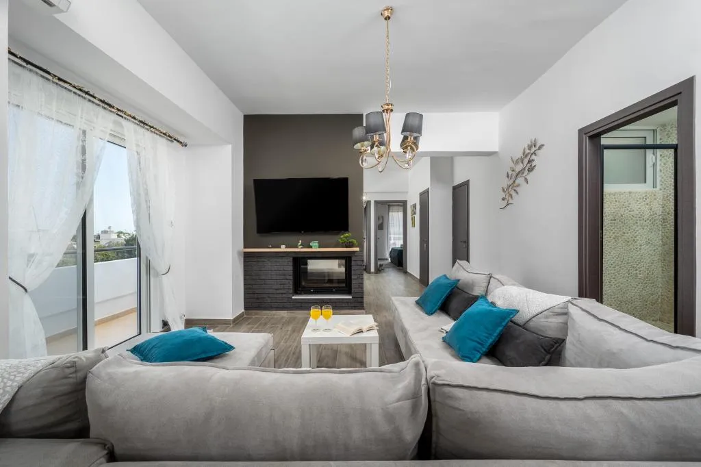 Emerald City Apartment, Rhodes City