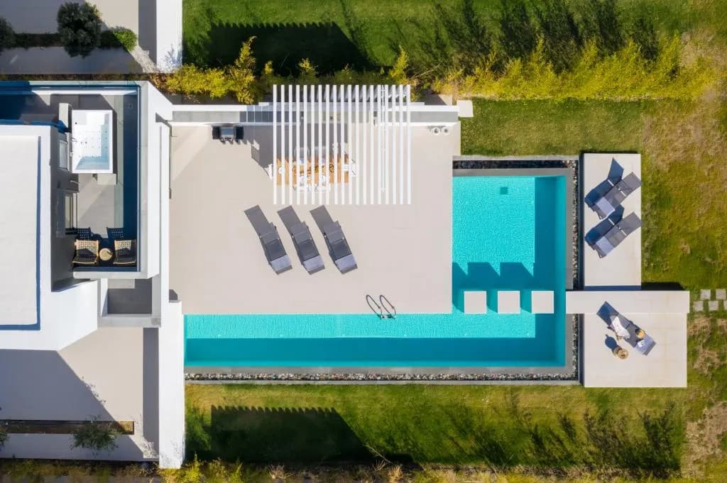 Great Albatross Villa, Gennadi