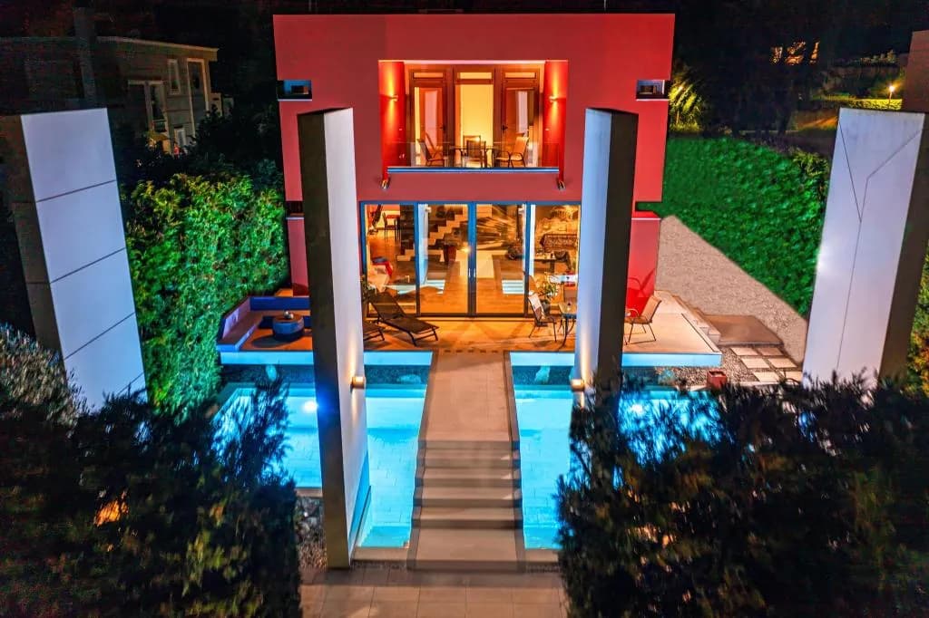 Almond Villa, Treis